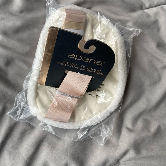 Apana Studio to Street Cozy Sherpa Belt Bag - Picture 3 of 4